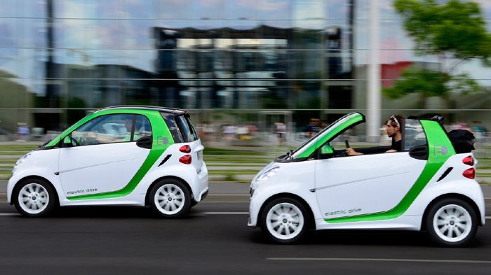Το smart fortwo electric drive καταναλώνει 15,1 kWh ανά 100 χλμ. (σε μεικτό κύκλο), ενώ θέλει 4,8 δλ. για το 0-60 χλμ./ώρα και 11,5 δλ. για το 0-100 χλμ./ώρα.